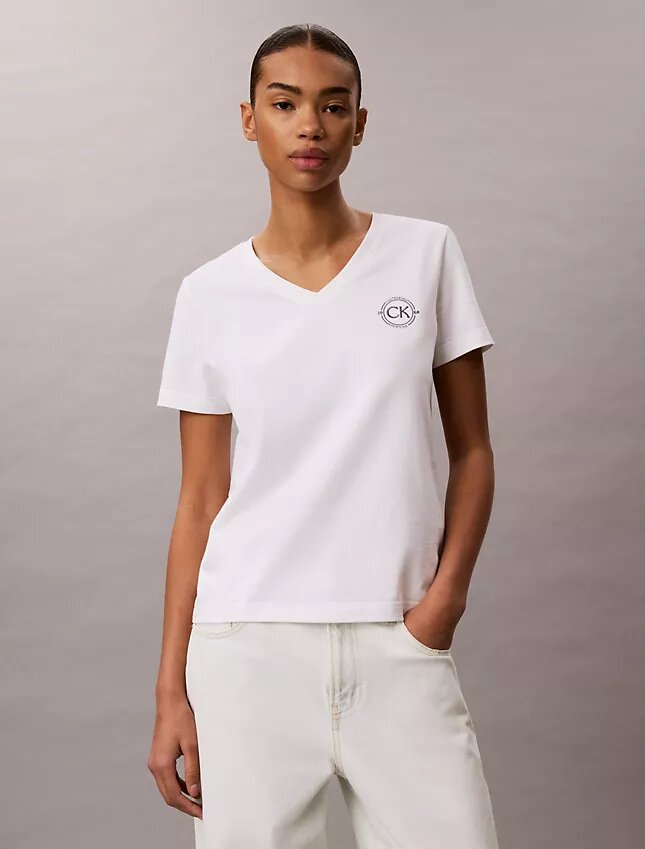 T-shirt com decote em V e emblema CK bordado T-shirt com decote em V e emblema CK bordado