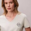 T-shirt com decote em V e emblema CK bordado T-shirt com decote em V e emblema CK bordado