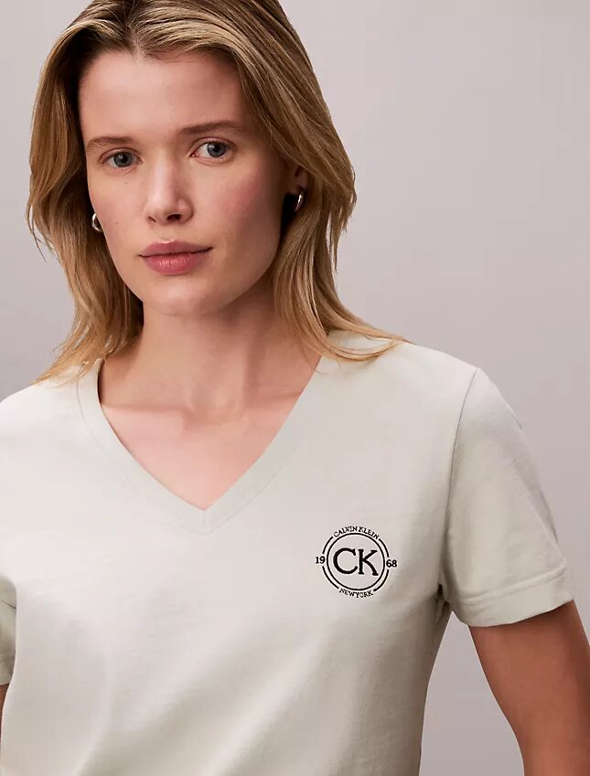 T-shirt com decote em V e emblema CK bordado T-shirt com decote em V e emblema CK bordado