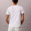 T-shirt com decote em V e emblema CK bordado T-shirt com decote em V e emblema CK bordado