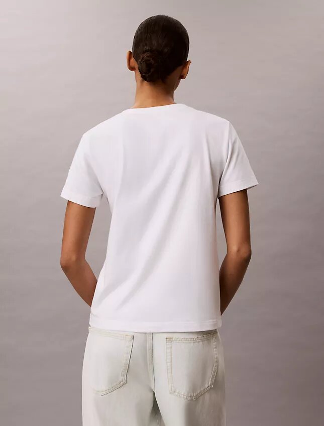 T-shirt com decote em V e emblema CK bordado T-shirt com decote em V e emblema CK bordado