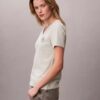 T-shirt com decote em V e emblema CK bordado T-shirt com decote em V e emblema CK bordado