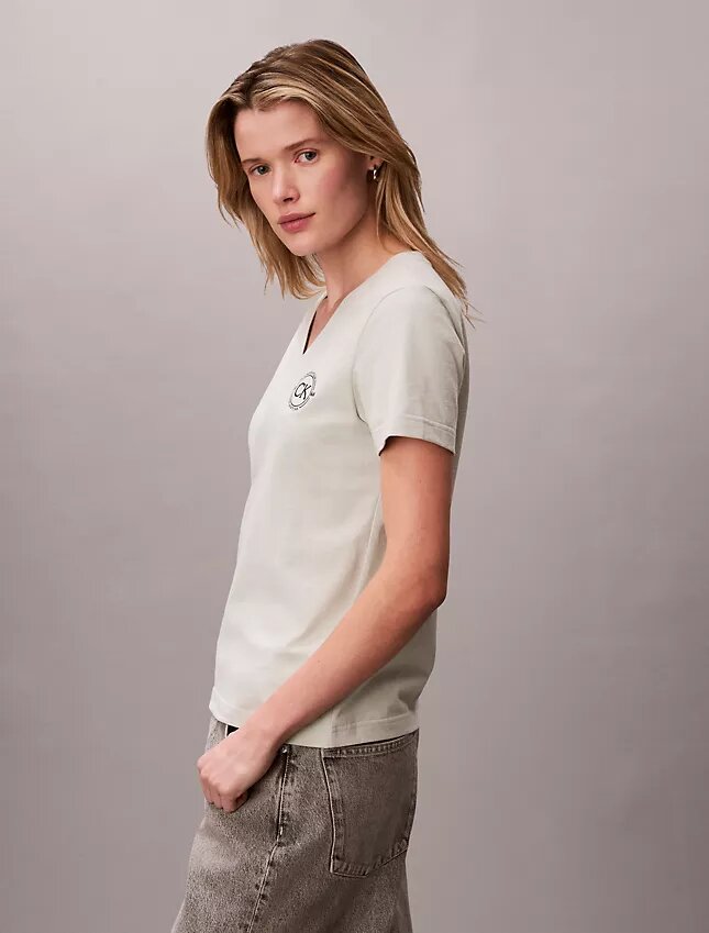 T-shirt com decote em V e emblema CK bordado T-shirt com decote em V e emblema CK bordado