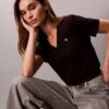 T-shirt com decote em V e Monogram
