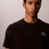 T-shirt com grafismo Monologo em pinceladas