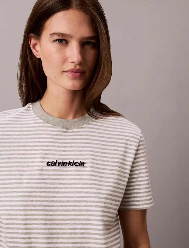 T-shirt com logótipo CK às riscas T-shirt com logótipo CK às riscas