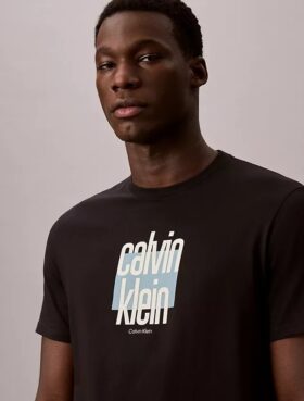 T-shirt com logótipo gráfico Calvin Klein moderno