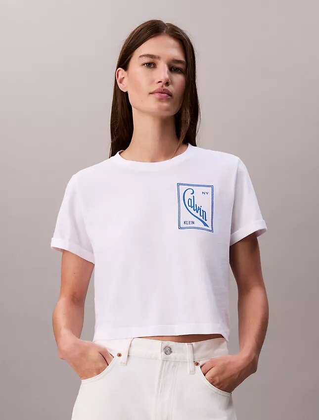 T-shirt curta e larga com logótipo em letra cursiva T-shirt curta e larga com logótipo em letra cursiva