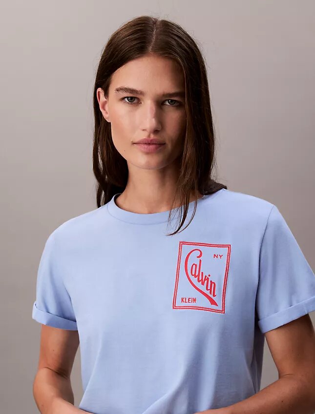 T-shirt curta e larga com logótipo em letra cursiva T-shirt curta e larga com logótipo em letra cursiva