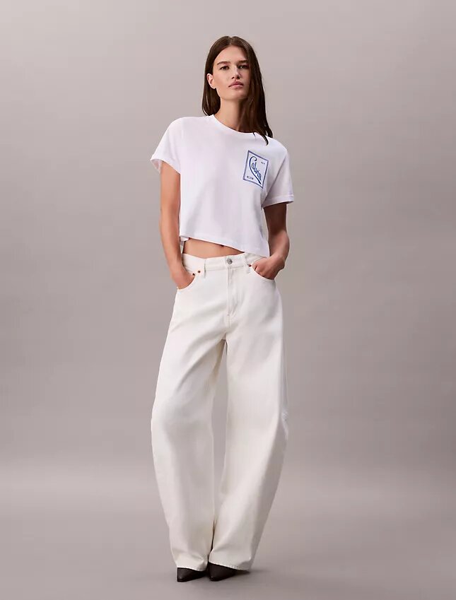 T-shirt curta e larga com logótipo em letra cursiva T-shirt curta e larga com logótipo em letra cursiva