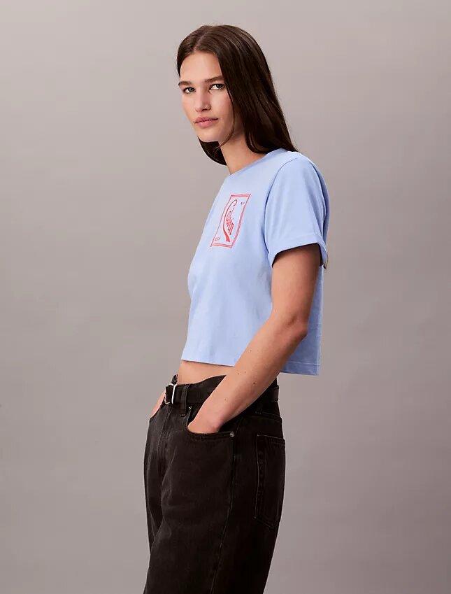 T-shirt curta e larga com logótipo em letra cursiva T-shirt curta e larga com logótipo em letra cursiva
