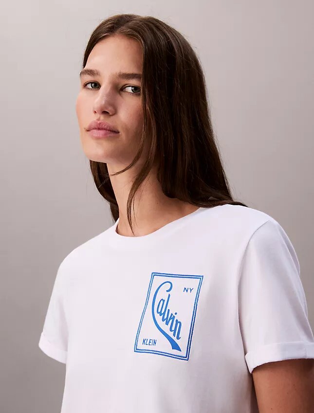T-shirt curta e larga com logótipo em letra cursiva T-shirt curta e larga com logótipo em letra cursiva