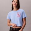 T-shirt curta e larga com logótipo em letra cursiva T-shirt curta e larga com logótipo em letra cursiva