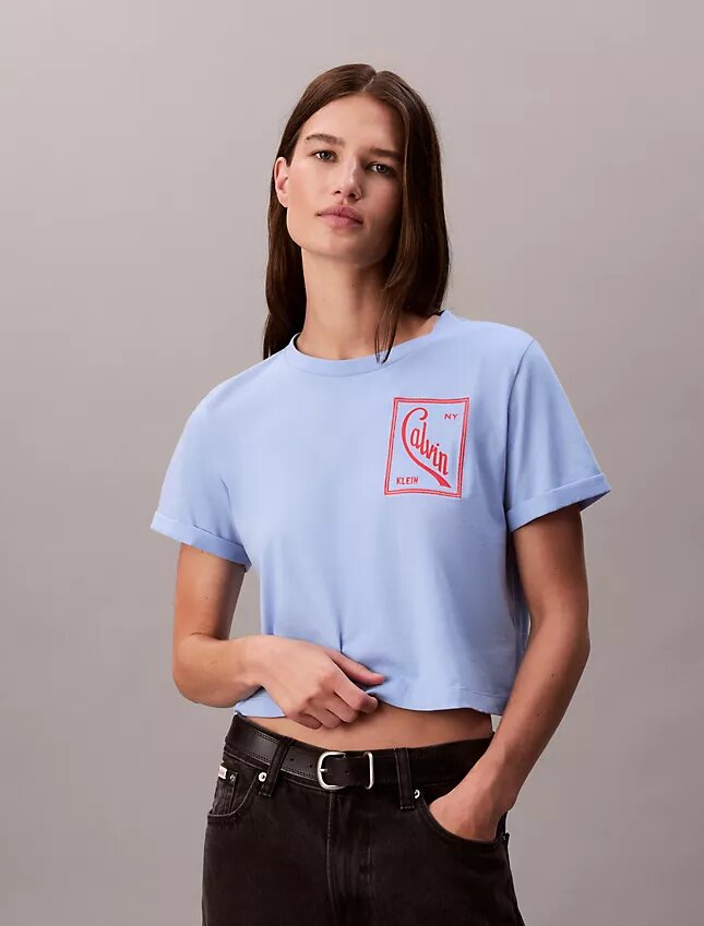 T-shirt curta e larga com logótipo em letra cursiva T-shirt curta e larga com logótipo em letra cursiva