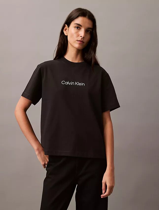 T-shirt de gola redonda com corte largo e logótipo padrão T-shirt de gola redonda com corte largo e logótipo padrão