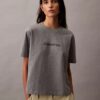 T-shirt de gola redonda com corte largo e logótipo padrão T-shirt de gola redonda com corte largo e logótipo padrão