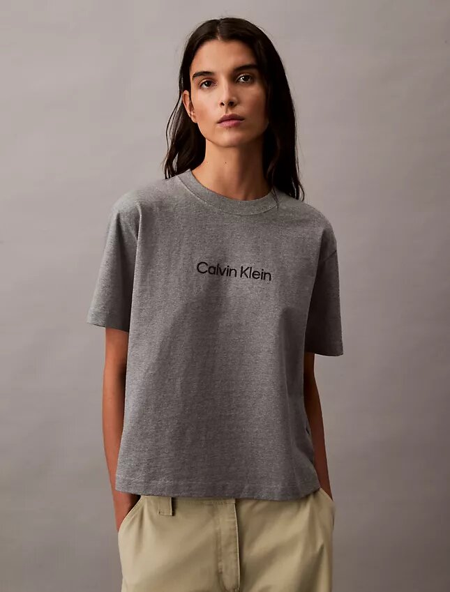 T-shirt de gola redonda com corte largo e logótipo padrão T-shirt de gola redonda com corte largo e logótipo padrão
