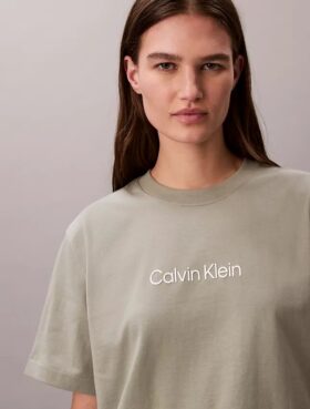 T-shirt de gola redonda com corte largo e logótipo padrão