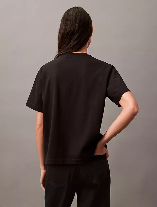 T-shirt de gola redonda com corte largo e logótipo padrão T-shirt de gola redonda com corte largo e logótipo padrão
