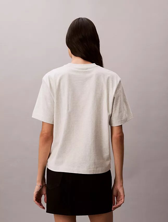 T-shirt de gola redonda com corte largo e logótipo padrão T-shirt de gola redonda com corte largo e logótipo padrão