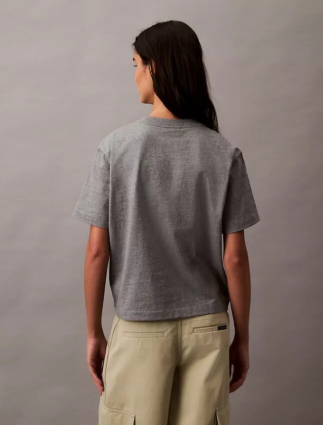 T-shirt de gola redonda com corte largo e logótipo padrão T-shirt de gola redonda com corte largo e logótipo padrão