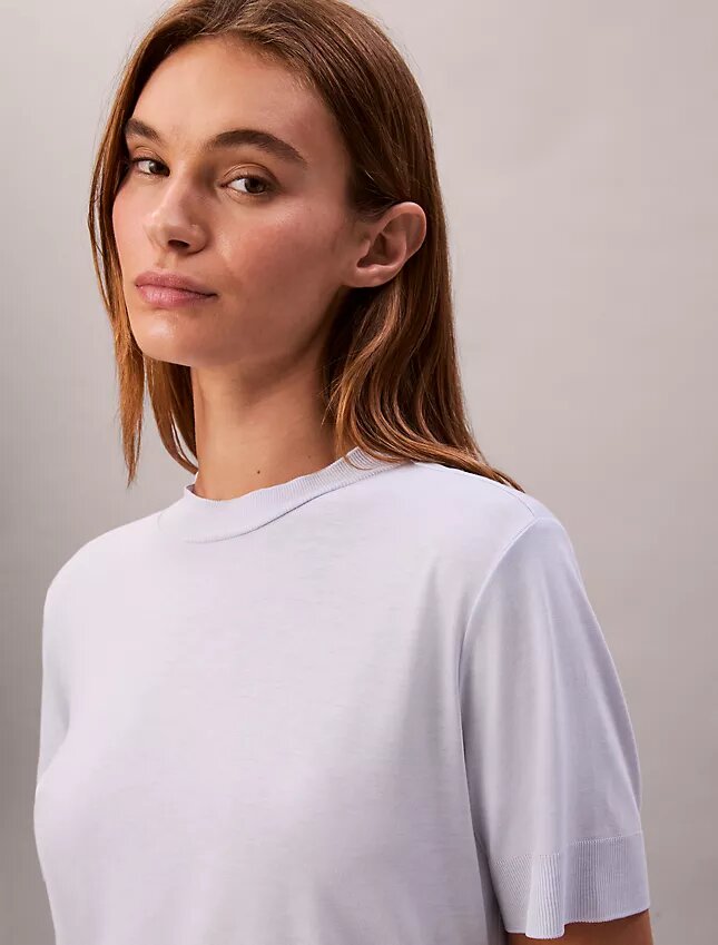T-shirt de malha fina com gola alta T-shirt de malha fina com gola alta