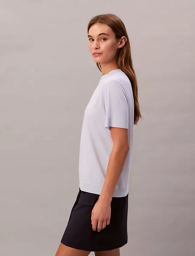 T-shirt de malha fina com gola alta T-shirt de malha fina com gola alta
