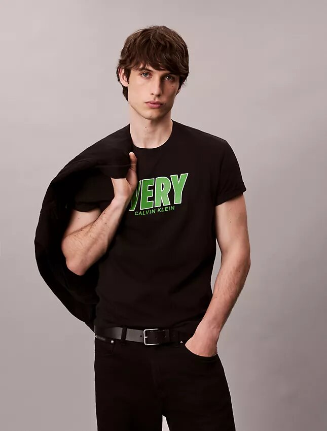 T-shirt descontraída com estampado muito marcante T-shirt descontraída com estampado muito marcante