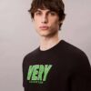 T-shirt descontraída com estampado muito marcante T-shirt descontraída com estampado muito marcante