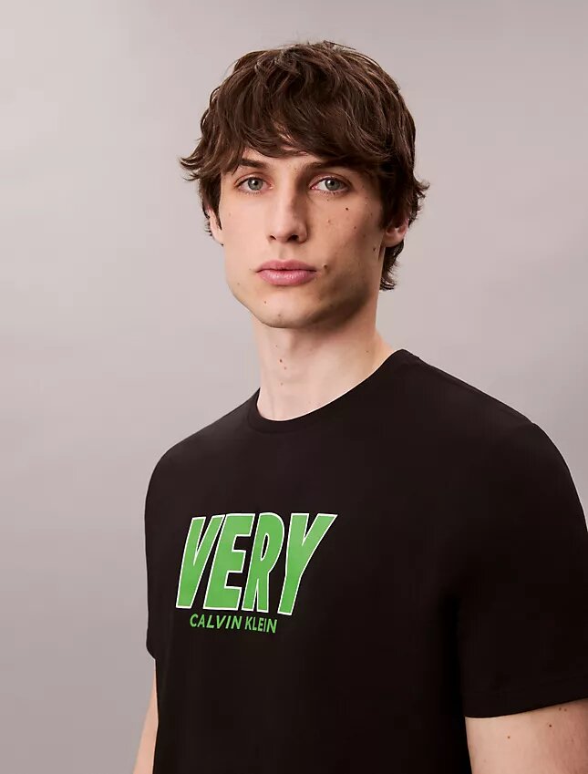 T-shirt descontraída com estampado muito marcante T-shirt descontraída com estampado muito marcante