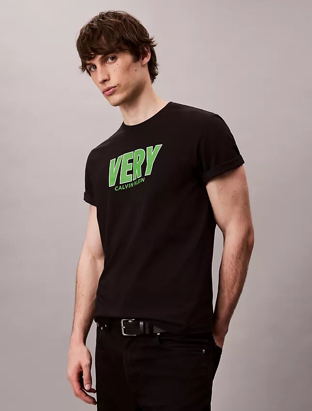 T-shirt descontraída com estampado muito marcante T-shirt descontraída com estampado muito marcante