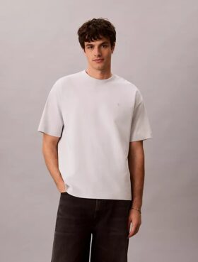T-shirt Descontraída com Gráfico Monologo Desgastado