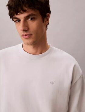 T-shirt Descontraída com Gráfico Monologo Desgastado