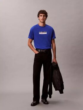 T-shirt Descontraída com Logótipo em Bloco