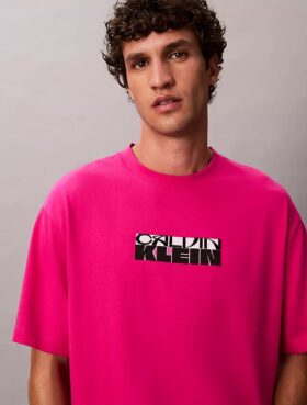 T-shirt Descontraída com Logótipo em Bloco