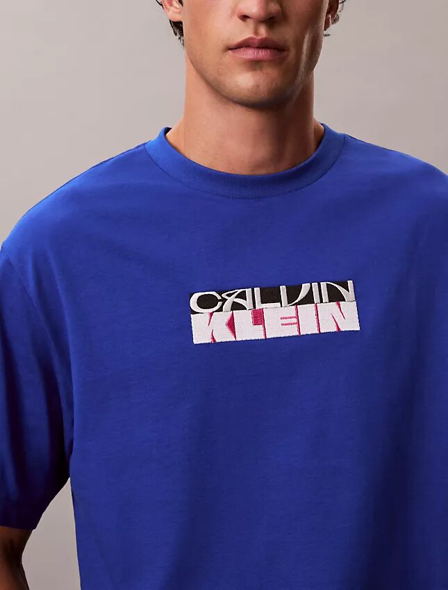 T-shirt Descontraída com Logótipo em Bloco T-shirt Descontraída com Logótipo em Bloco