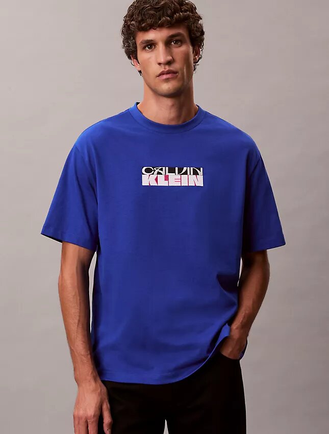T-shirt Descontraída com Logótipo em Bloco T-shirt Descontraída com Logótipo em Bloco
