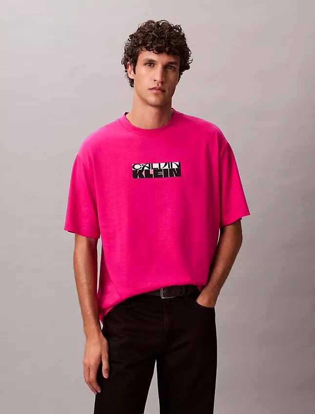 T-shirt Descontraída com Logótipo em Bloco T-shirt Descontraída com Logótipo em Bloco
