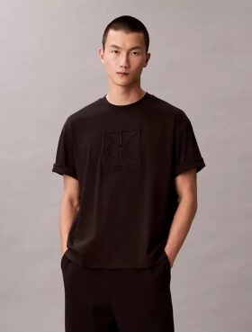 T-shirt Descontraída com Logótipo Emblema