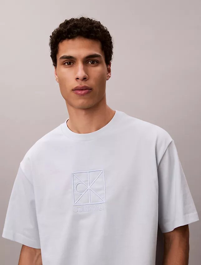 T-shirt Descontraída com Logótipo Emblema T-shirt Descontraída com Logótipo Emblema