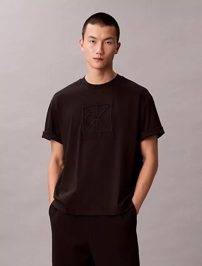 T-shirt Descontraída com Logótipo Emblema T-shirt Descontraída com Logótipo Emblema