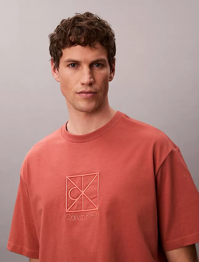 T-shirt Descontraída com Logótipo Emblema T-shirt Descontraída com Logótipo Emblema