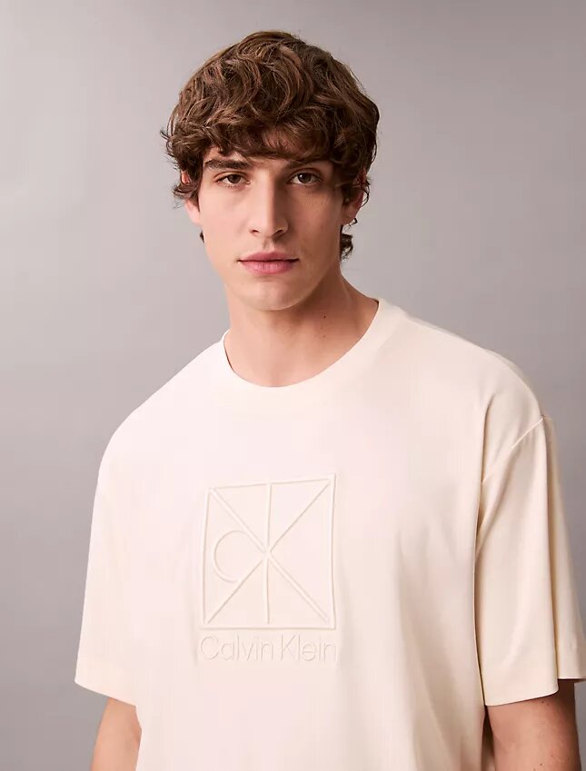 T-shirt Descontraída com Logótipo Emblema T-shirt Descontraída com Logótipo Emblema