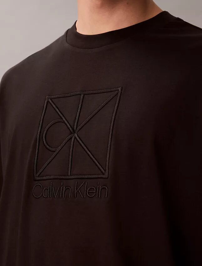 T-shirt Descontraída com Logótipo Emblema T-shirt Descontraída com Logótipo Emblema
