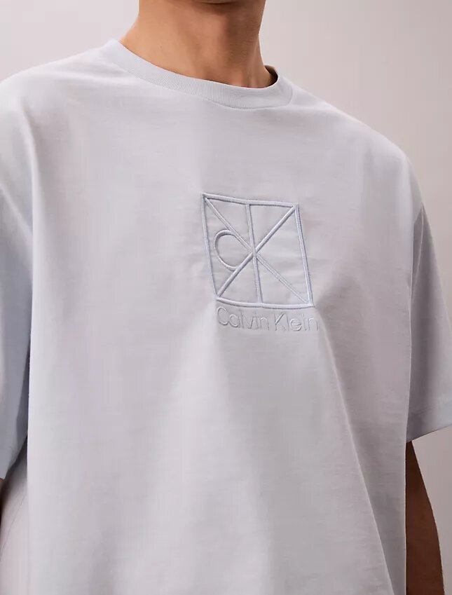 T-shirt Descontraída com Logótipo Emblema T-shirt Descontraída com Logótipo Emblema