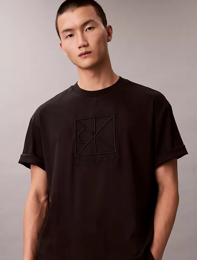 T-shirt Descontraída com Logótipo Emblema T-shirt Descontraída com Logótipo Emblema