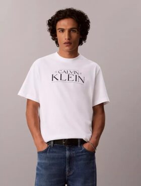 T-shirt Descontraída com Logótipo Gráfico