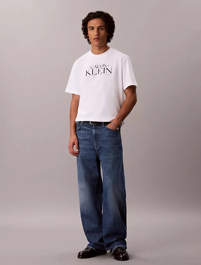 T-shirt Descontraída com Logótipo Gráfico T-shirt Descontraída com Logótipo Gráfico