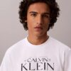 T-shirt Descontraída com Logótipo Gráfico T-shirt Descontraída com Logótipo Gráfico