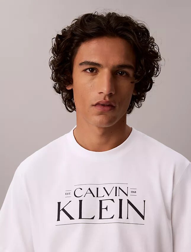 T-shirt Descontraída com Logótipo Gráfico T-shirt Descontraída com Logótipo Gráfico